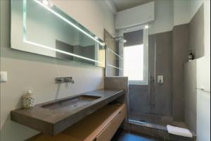 łazienka z umywalką i prysznicem w obiekcie B&B Parigi w Bolonii