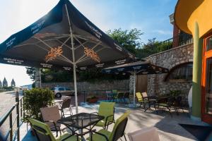 Patio alebo iná vonkajšia časť ubytovania Sándor Hotel