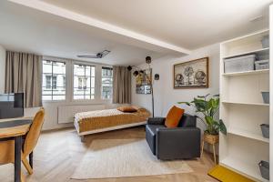 a bedroom with a bed and a desk and a table at Studio Wohnungen Altstadt Multergasse 20 in St. Gallen