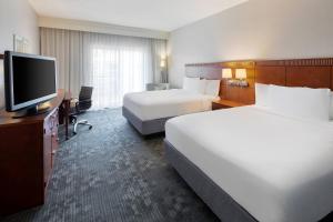 Ένα ή περισσότερα κρεβάτια σε δωμάτιο στο Courtyard Dallas Addison Midway