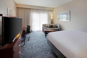 Μια τηλεόραση ή/και κέντρο ψυχαγωγίας στο Courtyard Dallas Addison Midway