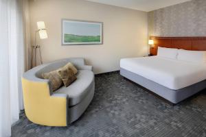 Ένα ή περισσότερα κρεβάτια σε δωμάτιο στο Courtyard Dallas Addison Midway