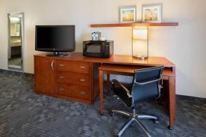 Μια τηλεόραση ή/και κέντρο ψυχαγωγίας στο Courtyard Dallas Addison Midway