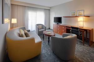 Μια τηλεόραση ή/και κέντρο ψυχαγωγίας στο Courtyard Dallas Addison Midway