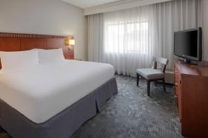 Ένα ή περισσότερα κρεβάτια σε δωμάτιο στο Courtyard Dallas Addison Midway