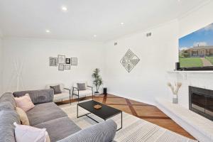 Χώρος καθιστικού στο 4BR 2BA Home - Hot Tub, Grill & Playground