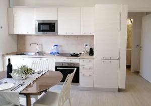 Kuchyň nebo kuchyňský kout v ubytování Holihome - Appartamento LA GIOIA