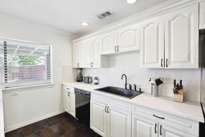 Η κουζίνα ή μικρή κουζίνα στο 4BR 2BA Home - Hot Tub, Grill & Playground +41 φωτογραφίες