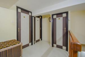 Calcutta Bara BazarにあるHotel O Lindsay Inn Guest Houseの戸付きの部屋のエレベーター