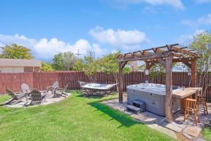 cenador de madera en un patio con mesa y sillas en 4BR 2BA Home - Hot Tub, Grill & Playground, en Plano