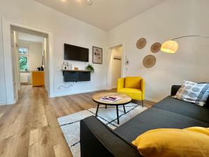 a living room with a couch and a table at 250m Rhein - ruhig - Hbf - Boxspringbett - K-111-S in Koblenz