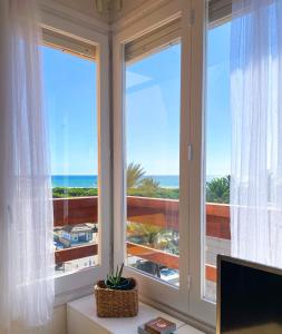 a room with a window with a view of the ocean at Apartment Vicente in Vilanova i la Geltrú