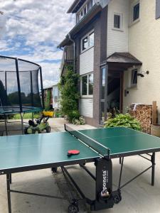Stolní tenis v ubytování Bei uns im Allgäu - Ferienwohnungen zum Wohlfühlen nebo okolí