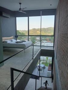 Ένα ή περισσότερα κρεβάτια σε δωμάτιο στο Sky Lofts Phuket