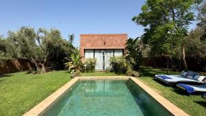 Bazén v ubytování Jardin Bleu nebo v jeho okolí