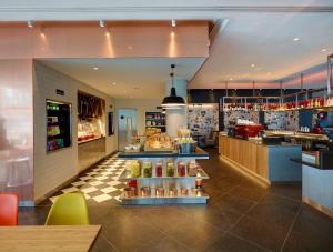 Een restaurant of ander eetgelegenheid bij citizenM Paris La Défense