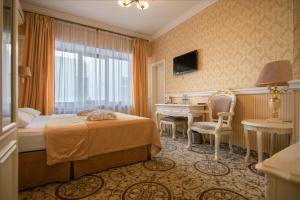 Postel nebo postele na pokoji v ubytování Royal Olympic Hotel