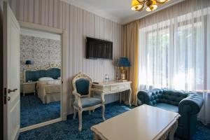 TV a/nebo společenská místnost v ubytování Royal Olympic Hotel