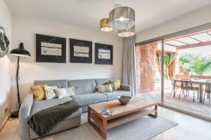 Część wypoczynkowa w obiekcie Bahia - Adjona 2,3 PENTHOUSE SEA VIEW & JACUZZI 2B