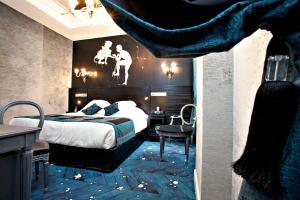 een hotelkamer met een bed, een tafel en een bureau bij Maison Albar- Le Champs-Elysées in Parijs
