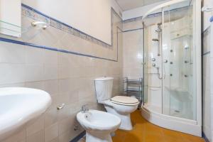 Ένα μπάνιο στο Apartamento en Puente Triana +15 φωτογραφίες