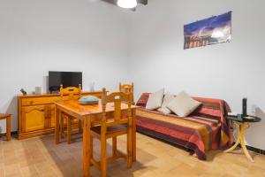 Μια τηλεόραση ή/και κέντρο ψυχαγωγίας στο Apartamento en Puente Triana