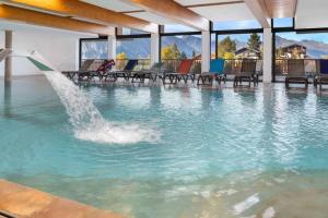 Swimmingpoolen hos eller tæt på Domaine des Reines D14, 4-bedrooms with fabulous indoor pool