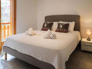 En eller flere senge i et værelse på Domaine des Reines D14, 4-bedrooms with fabulous indoor pool + 24 billeder