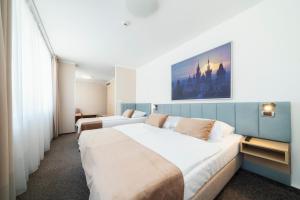 pokój hotelowy z 2 łóżkami i obrazem na ścianie w obiekcie Hotel Ehrlich Prague w Pradze +29 zdjęć