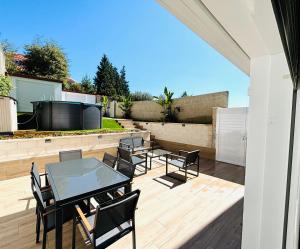 Un patio con una mesa y sillas en una terraza. en Villa Nogueira, en Vilagarcía de Arousa