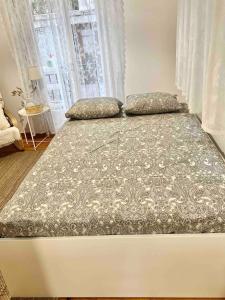 a large bed in a room with a window at Central Comfort Guesthouse in Larisa