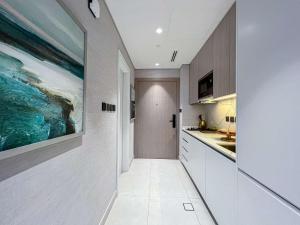 Cuina o zona de cuina de Bright New Studio with Pool & Gym Access, 5 min from Gardens Metro