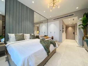 Llit o llits en una habitació de Bright New Studio with Pool & Gym Access, 5 min from Gardens Metro