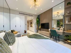 Llit o llits en una habitació de Bright New Studio with Pool & Gym Access, 5 min from Gardens Metro