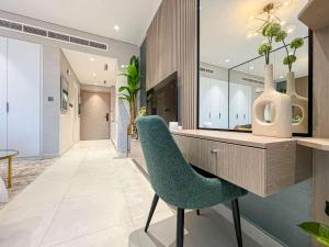Zona d'estar a Bright New Studio with Pool & Gym Access, 5 min from Gardens Metro