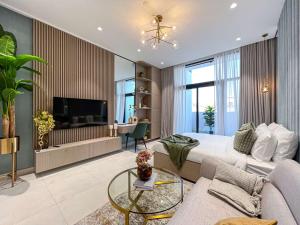 Televisor o centre d'entreteniment de Bright New Studio with Pool & Gym Access, 5 min from Gardens Metro