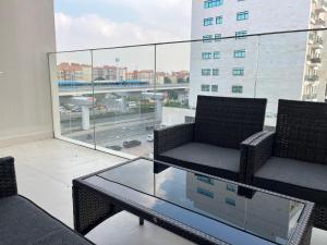Zona d'estar a Bright New Studio with Pool & Gym Access, 5 min from Gardens Metro