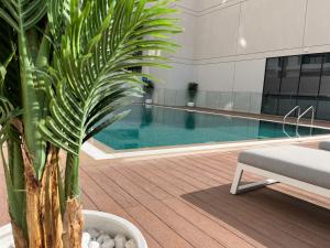 Piscina a Bright New Studio with Pool & Gym Access, 5 min from Gardens Metro o a prop