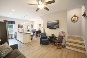 Posezení v ubytování Bungalow Dream w Hot Tub, Fenced Yard & Fire Pit