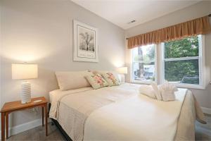 Postel nebo postele na pokoji v ubytování Bungalow Dream w Hot Tub, Fenced Yard & Fire Pit