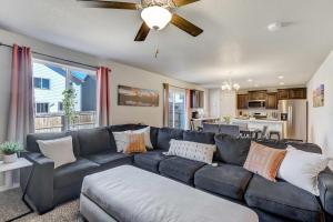 コロラドスプリングスにあるStarlink Station - Modern furnishings, w Fire Pit - Near Airportのソファと天井ファンのあるリビングルーム