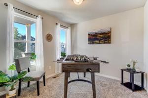 コロラドスプリングスにあるStarlink Station - Modern furnishings, w Fire Pit - Near Airportのテーブルの上にチェスセットが置かれたゲームルーム