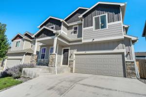 コロラドスプリングスにあるStarlink Station - Modern furnishings, w Fire Pit - Near Airportの白屋