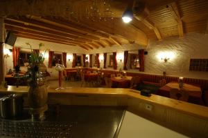 ein Restaurant mit Tischen und Stühlen in einem Raum in der Unterkunft Hotel Beinbauer in Büchlberg + 22 Fotos
