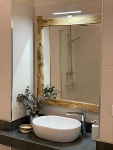 baño con lavabo blanco grande y espejo en Casa Rural 3R Completa, en Don Álvaro 8 fotos más
