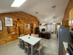 Il dispose d'une cuisine et d'un salon avec une table et un réfrigérateur. dans l'établissement Laurel Canyon - Frio River Haven, à Concan