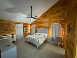 une chambre avec un lit et un ventilateur de plafond dans l'établissement Laurel Canyon - Frio River Haven, à Concan