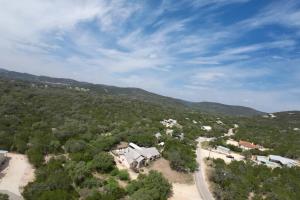 Vue aérienne d'une maison dans une forêt dans l'établissement Laurel Canyon - Frio River Haven, à Concan