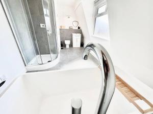 Ένα μπάνιο στο 4BED-Coastal Haven in Weymouth - Sleeps 8 - Central location +13 φωτογραφίες