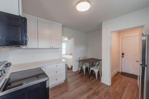 Kuchyň nebo kuchyňský kout v ubytování #StayInMyDistrict Bluebird Cottage Coos Bay + 21 fotografií